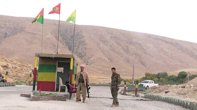 Bölge halkına zulmeden PKK’lı teröristler, Sincar’da oluşturdukları onlarca kontrol noktasında haraç topluyor.