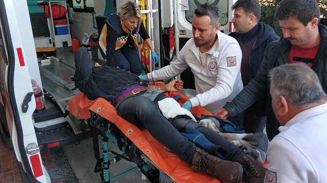 Sol bacağından yaralanan öğrenci, olay yerine gelen ambulansla hastaneye kaldırıldı.