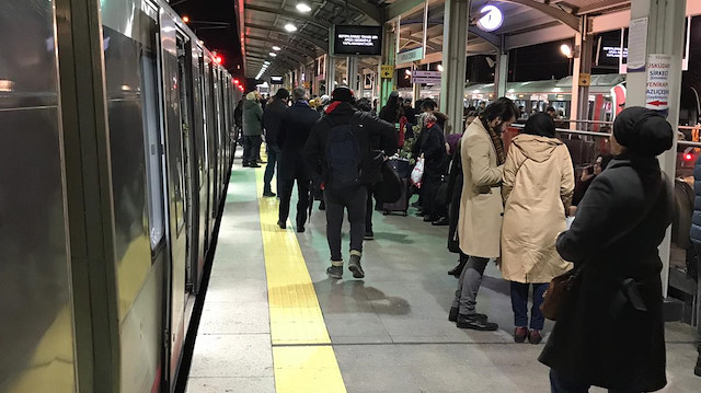 Yolcular, metro istasyonlarında teknik arızanın sona ermesini bekliyor.