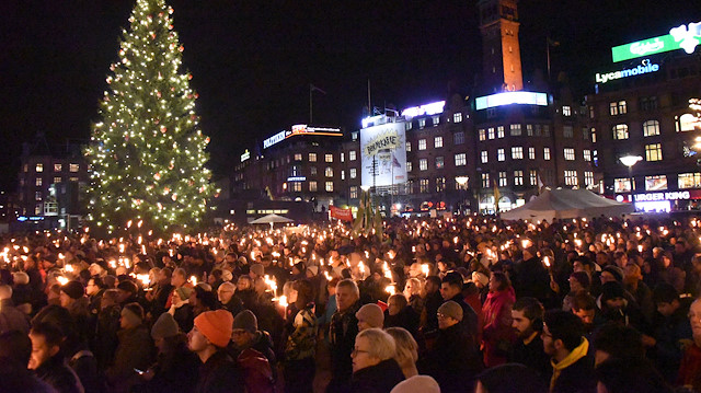 Başkent Kopenhag'da toplanan binlerce Danimarka vatandaşı, hükümetin uyguladığı ırkçı tutuma sert tepki gösterdi.