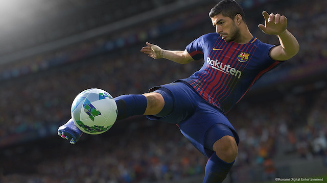 PES 2019 oyun içi görselinde Luis Suarez şut çekiyor. 