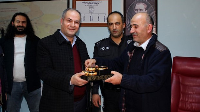 Polisler Mehmet Şahin’e altınları teslim ettiği için teşekkür etti.