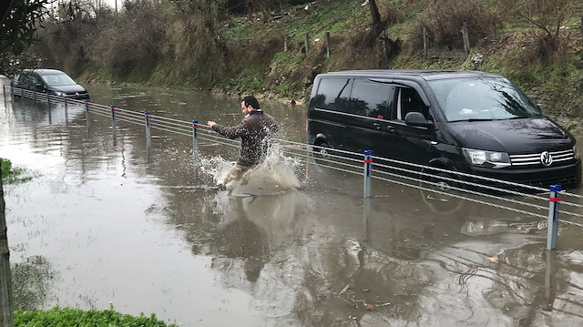 İstanbul'da aşırı yağışlar nedeniyle araçlar yolda kaldı.