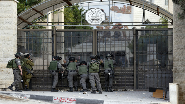 İsrail işgal güçleri üniversiteye önce baskın düzenledi ardından da güvenlik kamerası kayıtlarına el koydu.