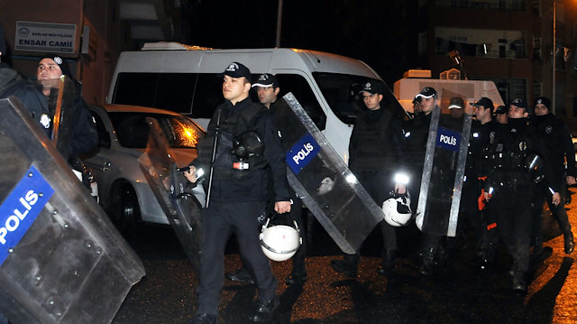 Polisler, HDP il binasına operasyon düzenledi.