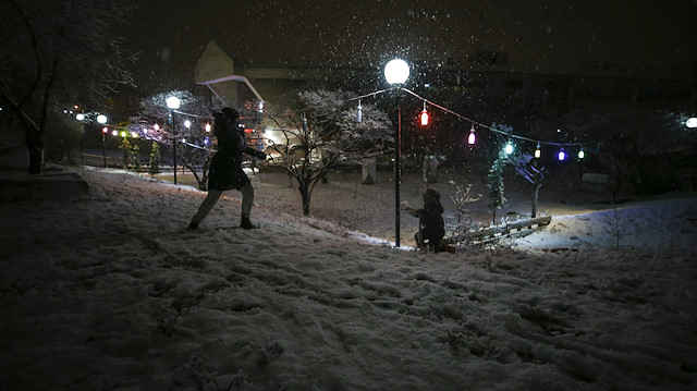 Ankaralılar karın keyfini kar topu oynayarak çıkardı.