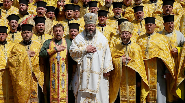 Ukrayna'daki Uspenskiy Katedrali'nde rahipler, vatandaşların gözü önünde yumruk yumruğa kavgaya tutuştu.