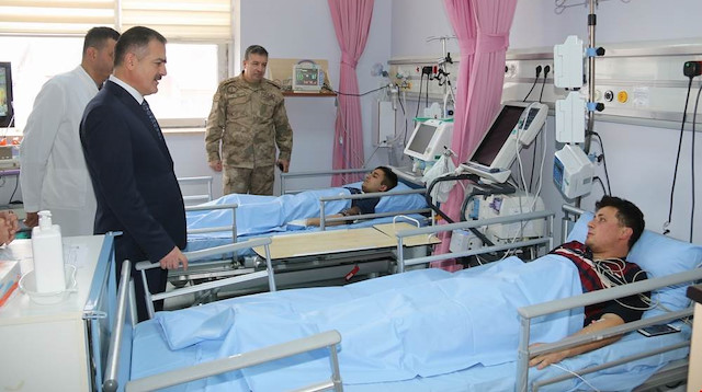 Vali, hastaneye kaldırılan askerleri ziyaret etti. 