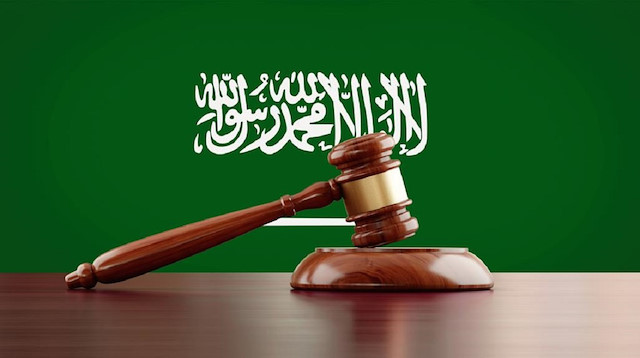 السعودية تلزم المحامين بلبس المعطف بعدما كان "بدعة"