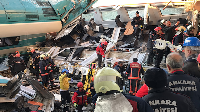 Ankara'da yaşanan tren kazası sonrası ekipler kurtarma çalışmaları yaptı.