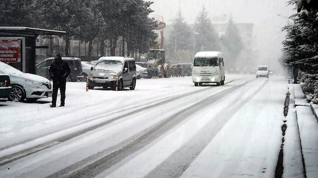 Kar yağışı nedeniyle sokaklar beyaza büründü.