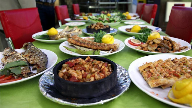 Antalya'da bir et restoranında gelen adisyon fişi şaşkınlığa neden oldu.