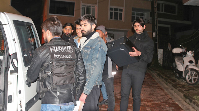 Emre ve Erdi Kızgır kardeşler, Beşiktaş’taki adreslerinde gözaltına alındı.
