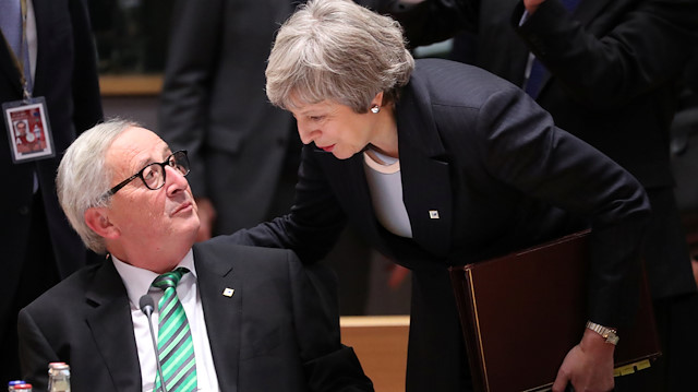 AB Komisyon Başkanı Juncker, İngiltere Başbakanı May ile sohbet etti. 