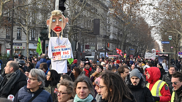 Paris'te öğrenciler ve çalışanlar, emekli maaşı ve toplumsal koşulları protesto etmek için gösteri düzenledi.
