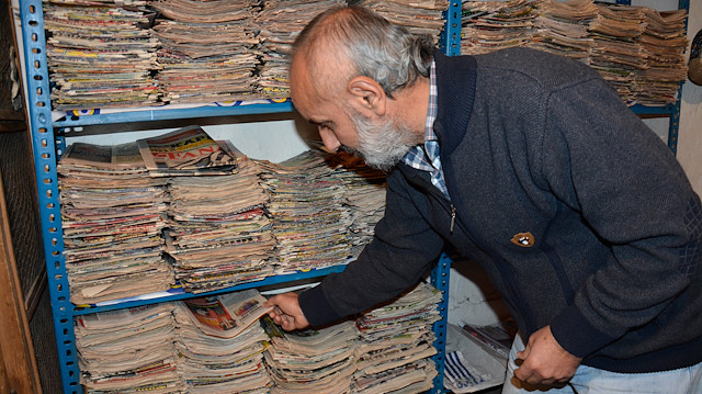 Mahmut Durmuş'un uzun yıllardır biriktirdiği spor gazeteleri evinde oldukça büyük bir alanı kaplıyor.