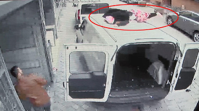 Zeytinburnu'nda kumaş yükleyen tekstilcinin minibüsünün üstüne kadın düştü