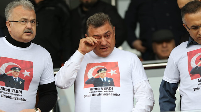 Rizespor Başkanı Hasan Kartal Şehit Altuğ Verdi için yapılan saygı duruşu sırasında gözyaşlarına hakim olamadı.