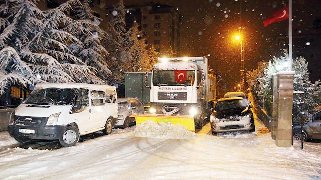 Keçiören Belediyesi Fen İşleri Müdürlüğü ekipleri karla mücadeleyi dört koldan başlattı.