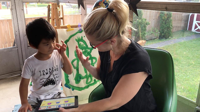 Amerikalı Melissa Malzkuhn, işitme engelli çocukların okuryazarlık gelişimini destekliyor.