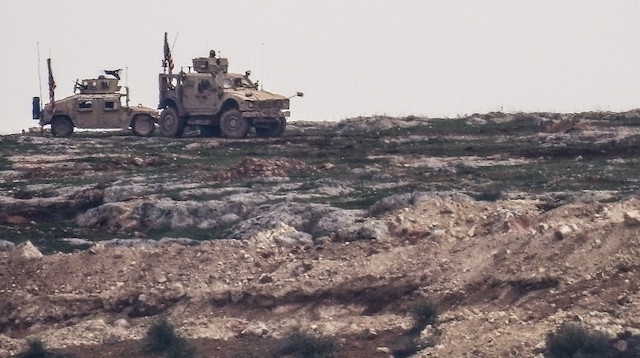 Menbiç kırsalında ABD askerleri nöbet tuttu, YPG’liler hendek kazdı. O anlar kameralar tarafından kaydedildi.