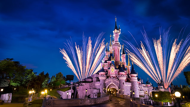 Tokyo Disneyland, 15 Nisan 1983 tarihinde açılmış olup ABD dışında açılan ilk Disney parkıdır. 