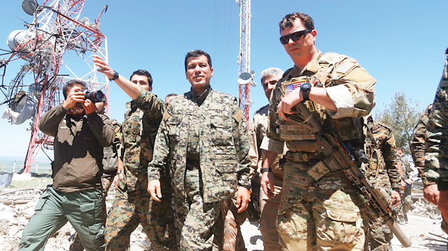 PKK’nın Suriye’deki elebaşı Şahin Cilo, Türkiye’nin geçtiğimiz yıl bombaladığı Karaçok’ta hasar tespit için ABD’li subaylarla boy göstermişti.