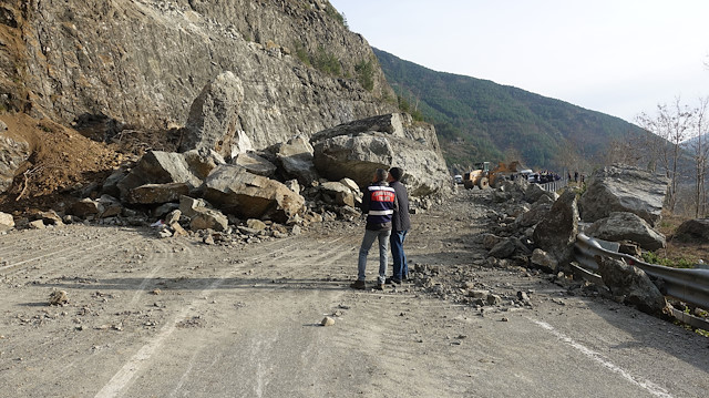 Heyelan nedeniyle kaya parçalarının düştüğü Artvin-Hopa karayolu trafiğe kapandı.