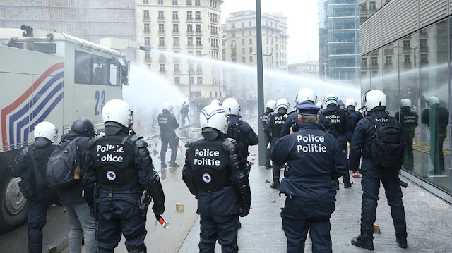 Belçika polisi toplanan kalabalığa müdahale ediyor.
