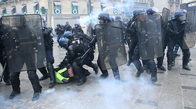 Fransa polisi, 66 bin kişini katıldığı eyleme karşı gözaltı dalgası başlattı.