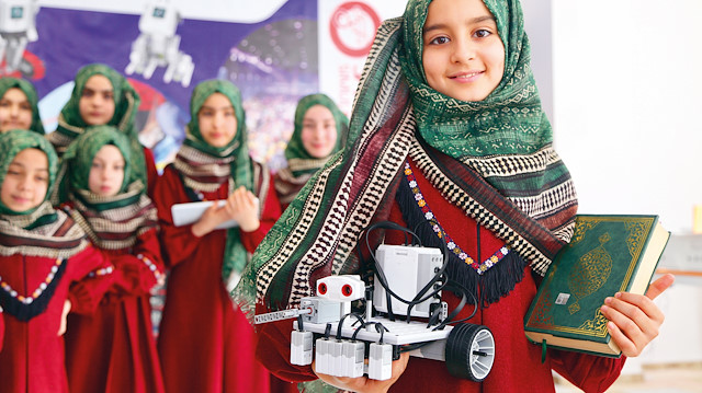 Konya’da yaşayan yaşları 10 ila 12 arasındaki 11 hafızlık öğrencisi kız, Çin’de düzenlenen 2018 Dünya Robot Yarışması’nda hünerlerini sergileyecek.