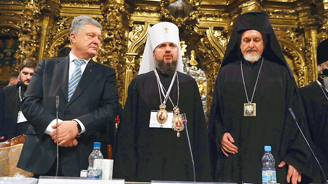 Ukrayna Devlet Başkanı Poroşenko ve din adamları bağımsız Ortodoks kilisesinin kuruluşunu duyurdu.