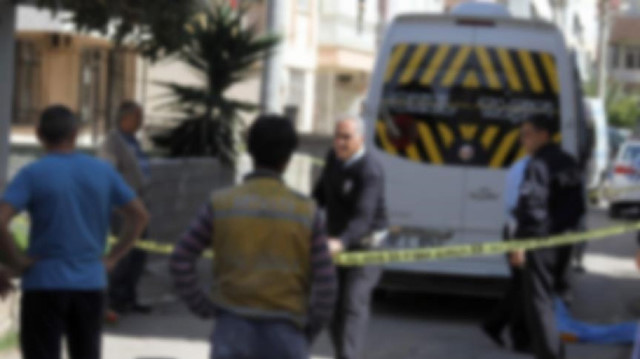 Serviste meydana gelen ölümün ardından olay yerine gelen polis ekipleri aracı güvenlik çemberine almıştı. 