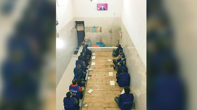 Çin yönetiminin toplama 
kamplarında onlarca kişi 21 
metrekarelik odalarda kalıyor.
