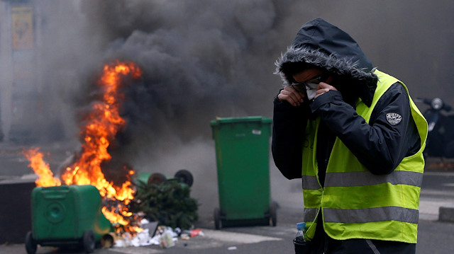 Fransa'da eylemcilerin arasına karışan vandallar, AVM'lerde 2 milyar dolarlık zarara neden oldu.