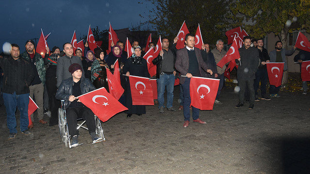 Sınır bölgesine gelen vatandaşlar, ellerindeki Türk bayraklarıyla Mehmetçiğe destek verdi.