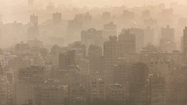 التلوث يخنق سكان القاهرة وحكومة السيسي تكذب التقارير الدولية
