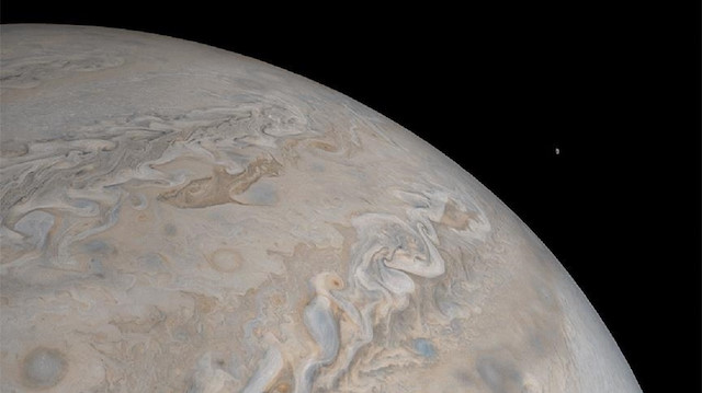 Juno uzay aracı, Jüpiter'in yörüngesindeki bir turunu 53 günde tamamlayabiliyor. 