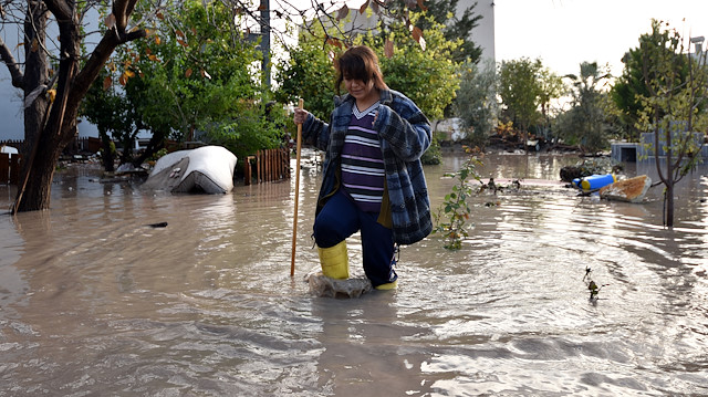 Sel nedeniyle vatandaşlar zor anlar yaşadı. 