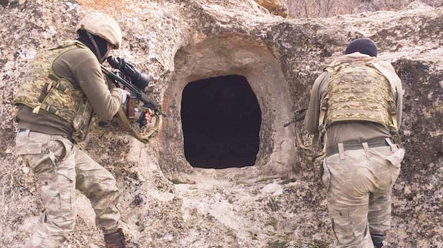 Teröristlerin gizlendiği mağaralar tek tek tespit edilip imha ediliyor.
