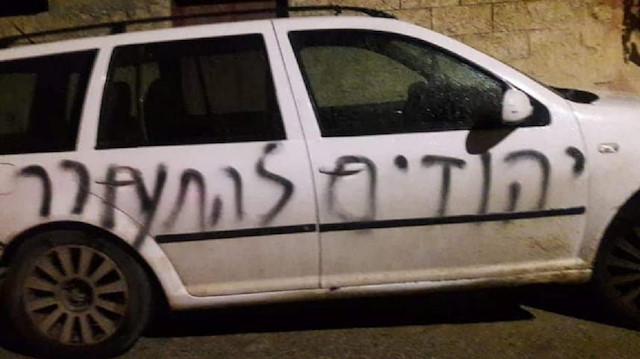 Yahudi yerleşimciler araçların lastiklerini patlattı ve ırkçı sloganlar yazdı.