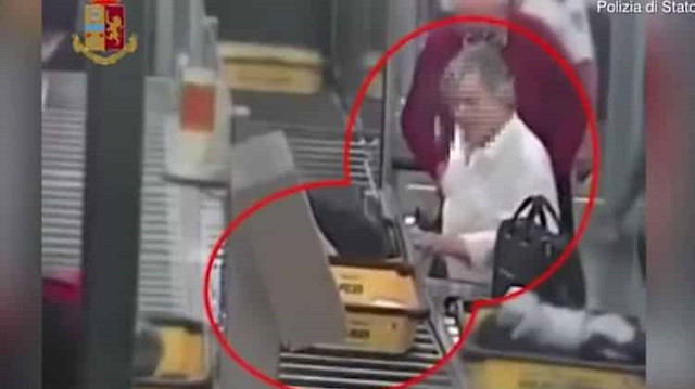 بالفيديو: رجل يستولي على أموال مسافر أثناء التفتيش الأمني في مطار روما
