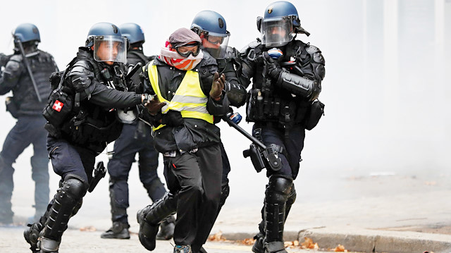 Fransa’da akaryakıt zamlarına ve ekonomik şartların kötüleşmesine tepki olarak 17 Kasım’da başlayan gösterilerde şu ana kadar 8 kişi hayatını kaybederken, yaklaşık 4 bin 341 kişi gözaltına alındı, binden fazla kişi yaralandı.