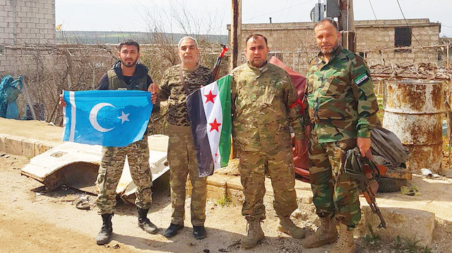 Özgür Suriye Ordusu bileşenlerinden Cephet'ül Şam grubu komutanı Zekeriya Karslı (Sağdan 2)
