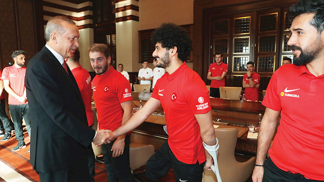 Cumhurbaşkanı Erdoğan, Ampute Milli Futbol Takımı oyuncularıyla tek tek tokalaştı.