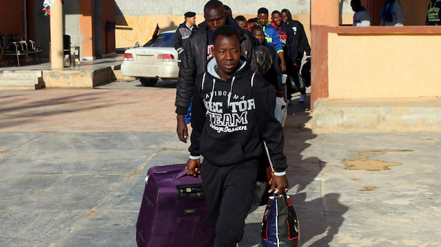 Libya'dan ülkelerine dönen Nijeryalı düzensiz göçmenler.