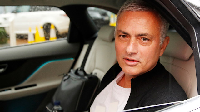 Jose Mourinho, Manchester United tesislerinden böyle ayrıldı ve basın mensuplarına arabanın içinde poz verdi.