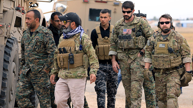 ABD askerleri, YPG'li teröristlerle omuz omuza görüntülenmişti. 