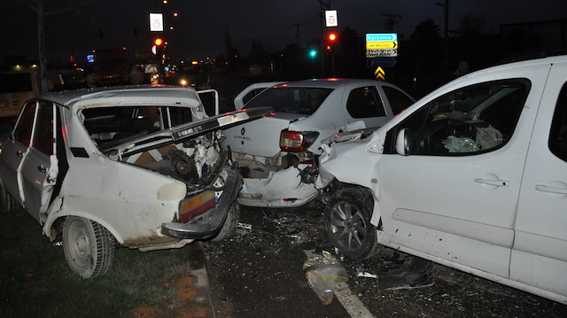 Nizip'te 5 aracın karıştığı trafik kazasında 5 kişi yaralandı.