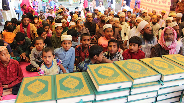 Turkish humanitarian group Umut Kervanı provides over 1,000 copies of holy Quran to students in Bangladesh